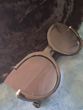 Black Women's Fashion Sunglasses - Chic Oversized Design